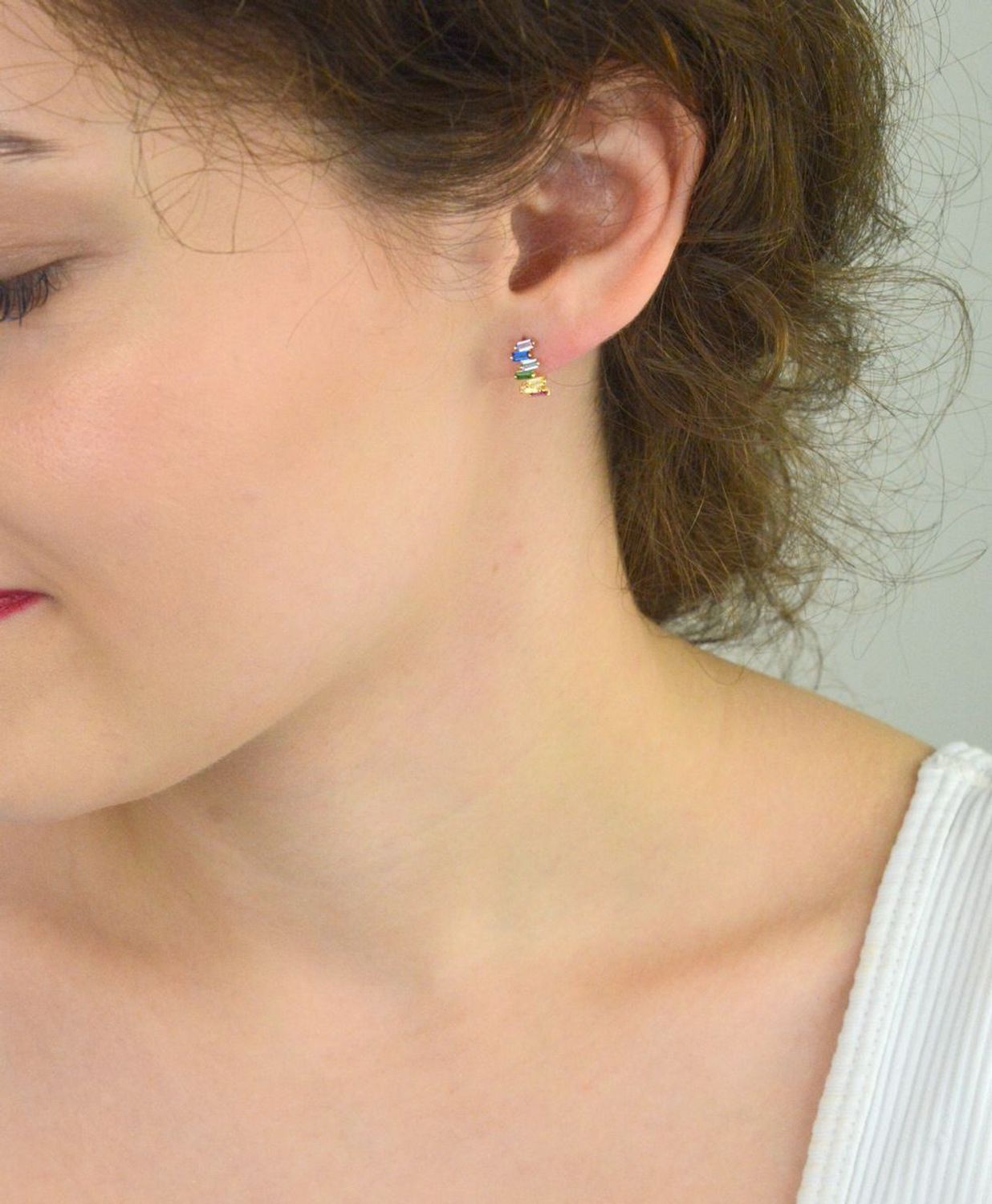 Eleganckie złote kolczyki damskie próby 585 zdobione kolorowymi cyrkoniami. Wielkość 1,0 cm x 4 mm, waga 1,20 g, zapięcie na sztyft. Idealne na prezent i do codziennych stylizacji.1.jpg