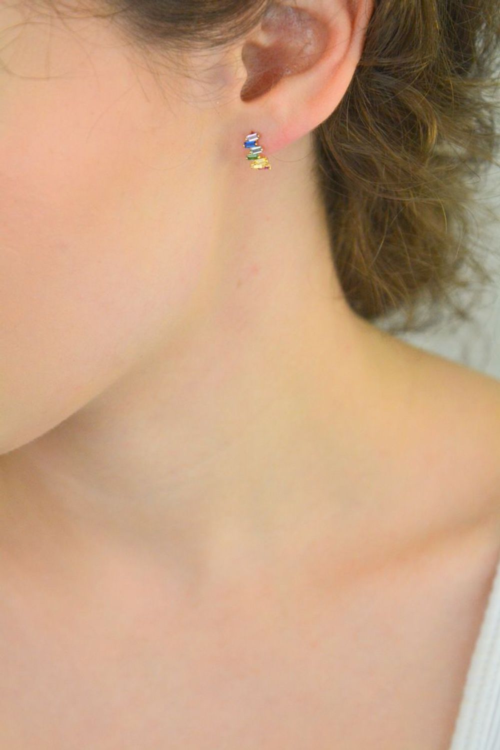 Eleganckie złote kolczyki damskie próby 585 zdobione kolorowymi cyrkoniami. Wielkość 1,0 cm x 4 mm, waga 1,20 g, zapięcie na sztyft. Idealne na prezent i do codziennych stylizacji.1.jpg