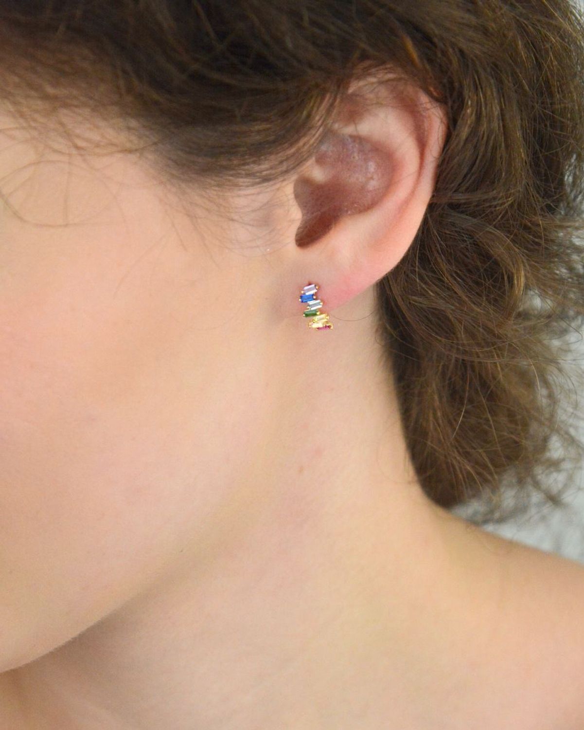 Eleganckie złote kolczyki damskie próby 585 zdobione kolorowymi cyrkoniami. Wielkość 1,0 cm x 4 mm, waga 1,20 g, zapięcie na sztyft. Idealne na prezent i do codziennych stylizacji.1.jpg