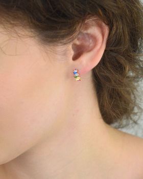 Eleganckie złote kolczyki damskie próby 585 zdobione kolorowymi cyrkoniami. Wielkość 1,0 cm x 4 mm, waga 1,20 g, zapięcie na sztyft. Idealne na prezent i do codziennych stylizacji (3).JPG