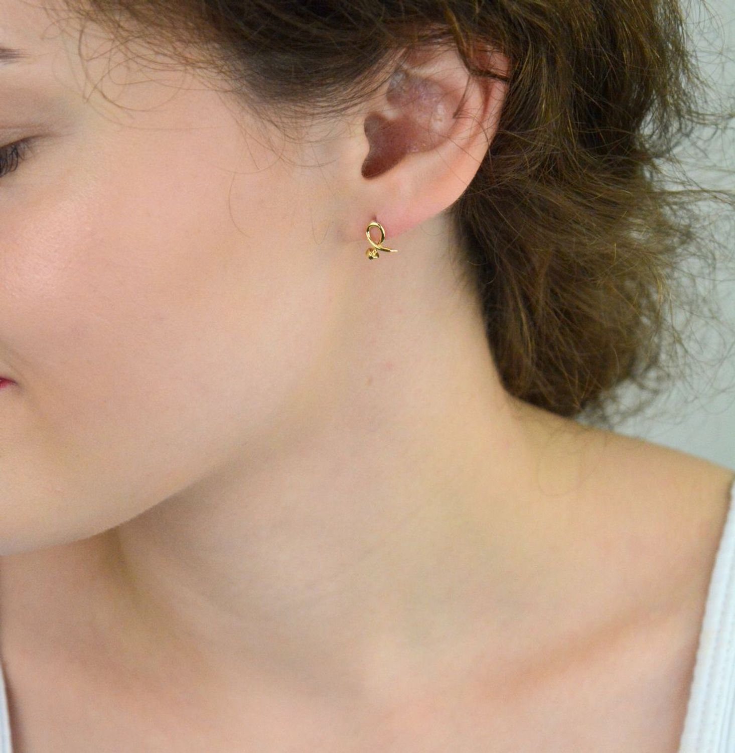 Eleganckie złote kolczyki damskie próby 585 w formie wkrętek. Wielkość 1,0 cm x 7 mm, waga 1,17 g. Idealne do codziennych stylizacji i jako subtelny dodatek.1.jpg