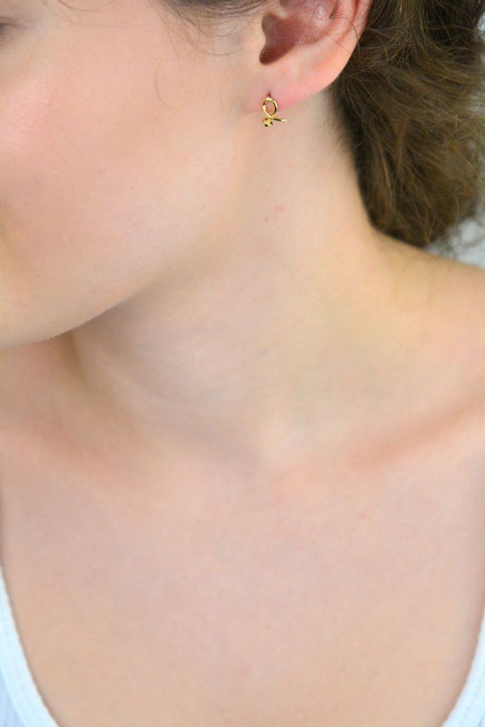 Eleganckie złote kolczyki damskie próby 585 w formie wkrętek. Wielkość 1,0 cm x 7 mm, waga 1,17 g. Idealne do codziennych stylizacji i jako subtelny dodatek.1.jpg