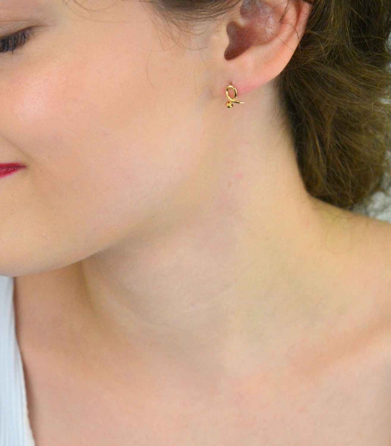 Eleganckie złote kolczyki damskie próby 585 w formie wkrętek. Wielkość 1,0 cm x 7 mm, waga 1,17 g. Idealne do codziennych stylizacji i jako subtelny dodatek.1.jpg