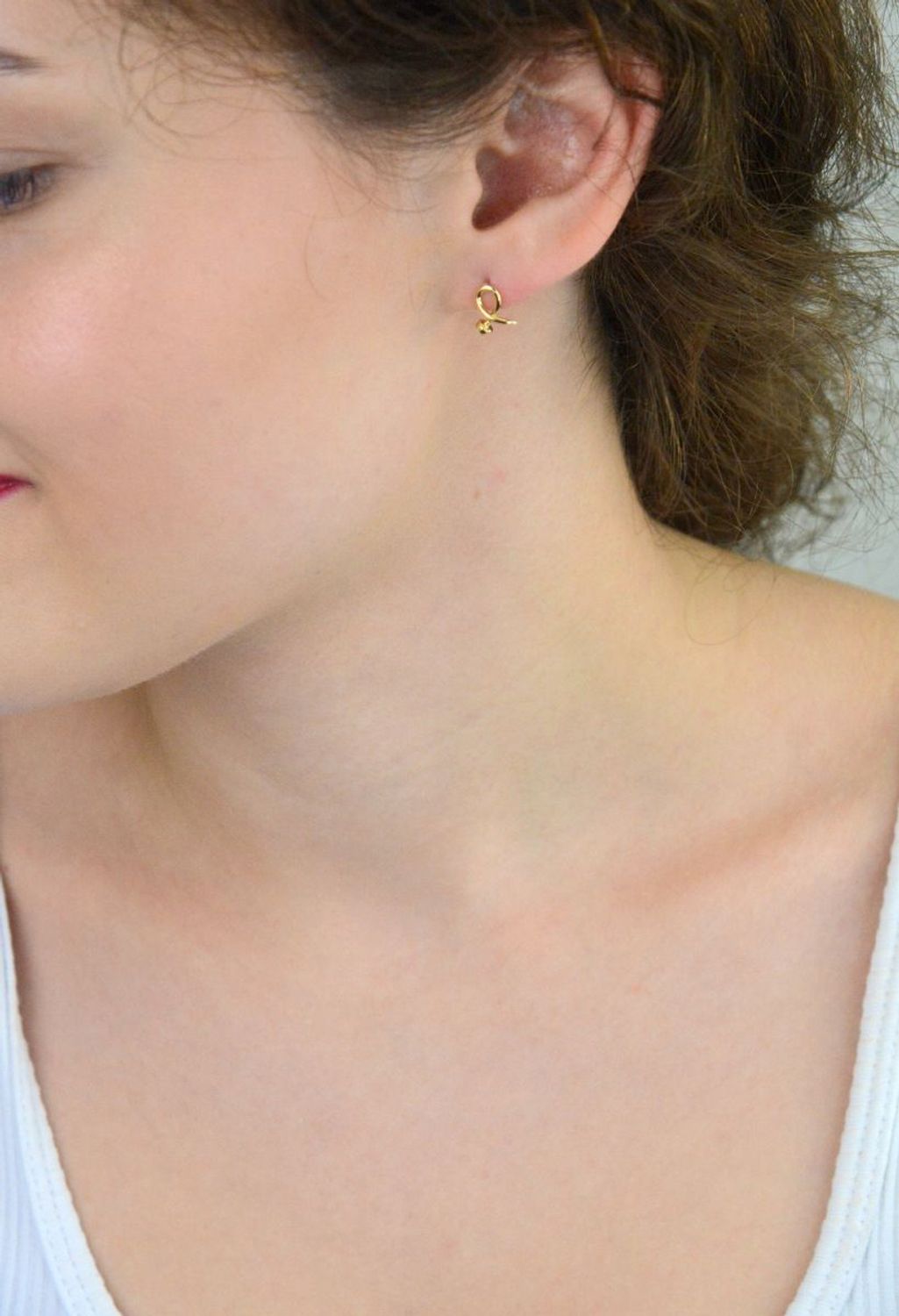 Eleganckie złote kolczyki damskie próby 585 w formie wkrętek. Wielkość 1,0 cm x 7 mm, waga 1,17 g. Idealne do codziennych stylizacji i jako subtelny dodatek.1.jpg