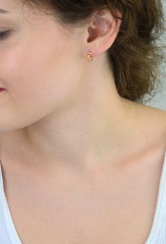 Eleganckie złote kolczyki damskie próby 585 w formie wkrętek. Wielkość 1,0 cm x 7 mm, waga 1,17 g. Idealne do codziennych stylizacji i jako subtelny dodatek (4).JPG