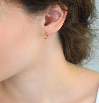 Eleganckie złote kolczyki damskie próby 585 w formie wkrętek. Wielkość 1,0 cm x 7 mm, waga 1,17 g. Idealne do codziennych stylizacji i jako subtelny dodatek (5).JPG