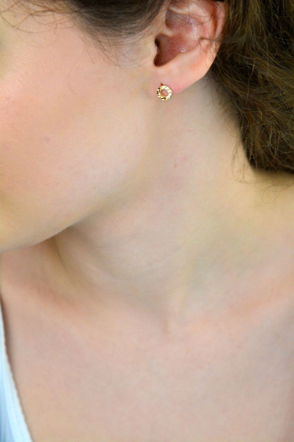 Kolczyki damskie złote próby 585 DIA-KLC-13721-585 – okrągłe, puste w środku, zdobione białymi cyrkoniami i grawerem. Waga 1,04 g, zapięcie na sztyft. Eleganckie i lekkie.1.jpg