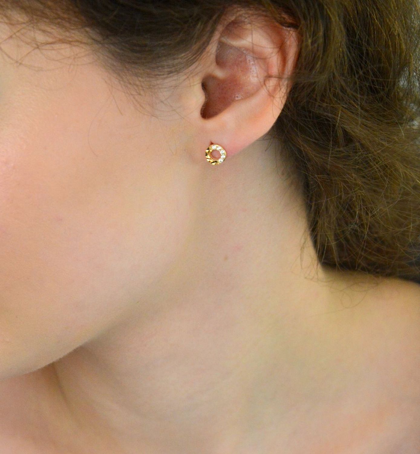 Kolczyki damskie złote próby 585 DIA-KLC-13721-585 – okrągłe, puste w środku, zdobione białymi cyrkoniami i grawerem. Waga 1,04 g, zapięcie na sztyft. Eleganckie i lekkie.1.jpg