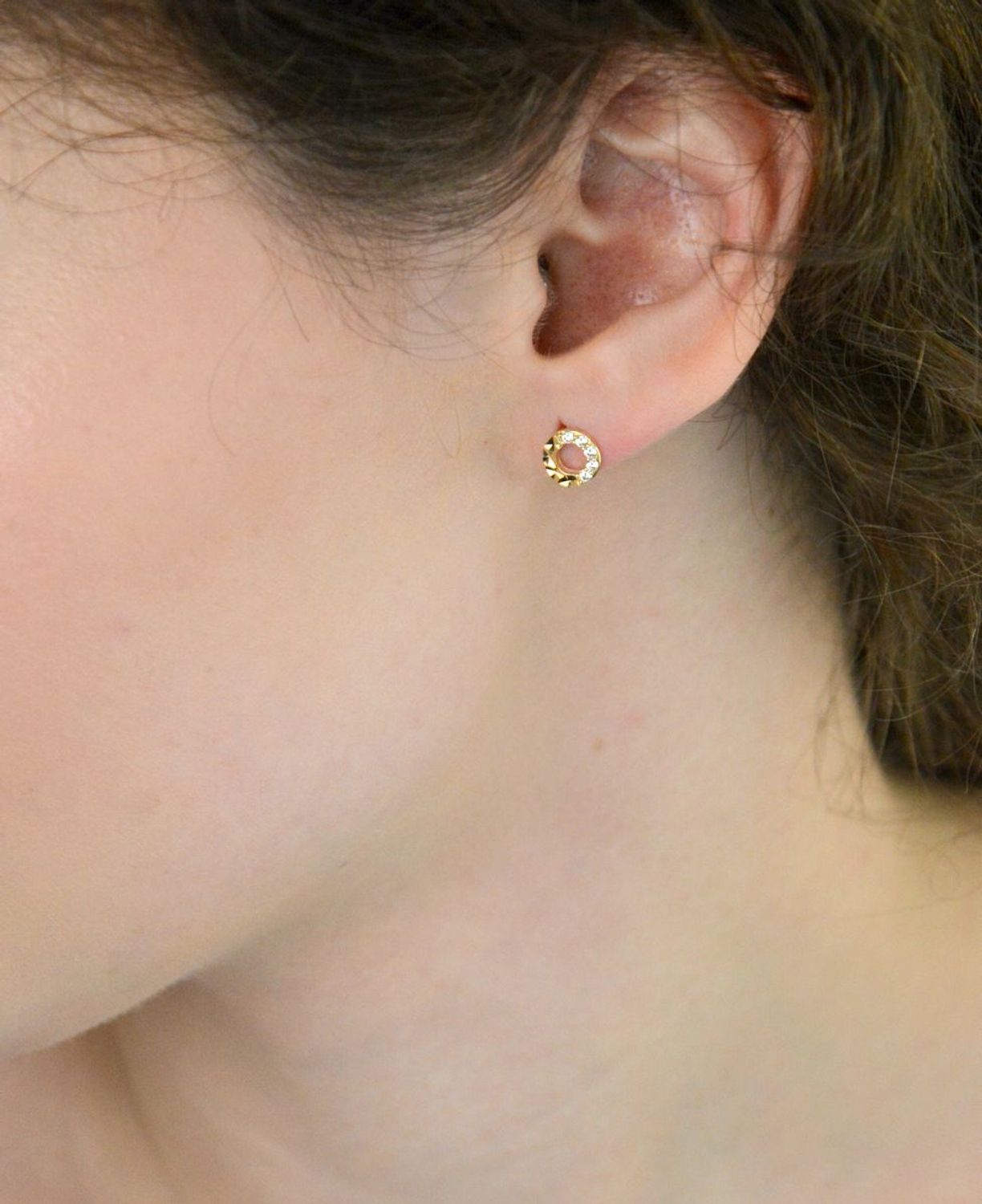 Kolczyki damskie złote próby 585 DIA-KLC-13721-585 – okrągłe, puste w środku, zdobione białymi cyrkoniami i grawerem. Waga 1,04 g, zapięcie na sztyft. Eleganckie i lekkie.1.jpg