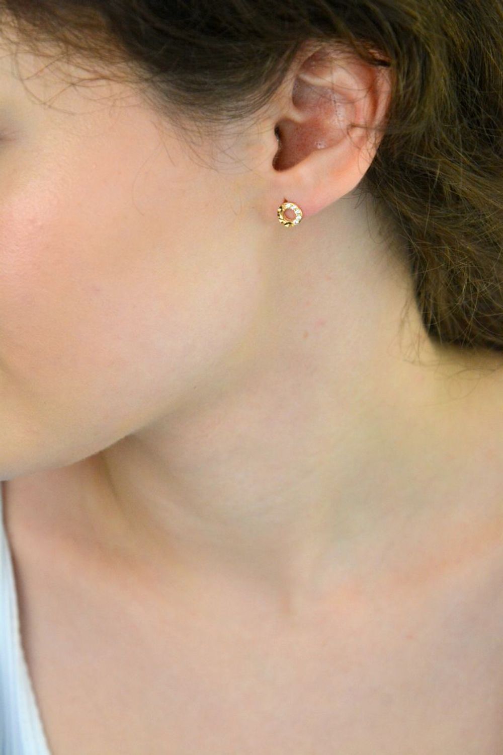 Kolczyki damskie złote próby 585 DIA-KLC-13721-585 – okrągłe, puste w środku, zdobione białymi cyrkoniami i grawerem. Waga 1,04 g, zapięcie na sztyft. Eleganckie i lekkie.1.jpg