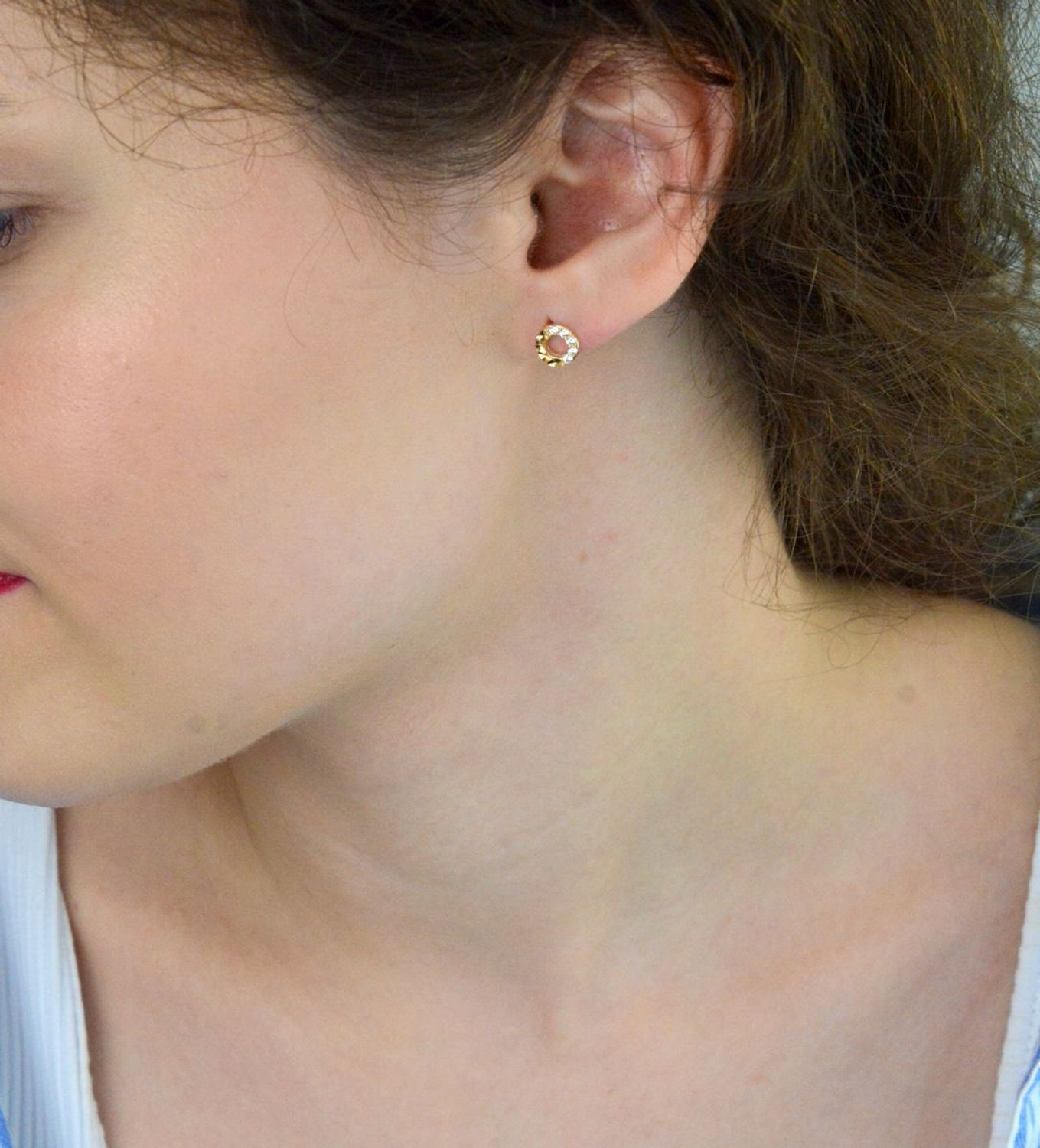 Kolczyki damskie złote próby 585 DIA-KLC-13721-585 – okrągłe, puste w środku, zdobione białymi cyrkoniami i grawerem. Waga 1,04 g, zapięcie na sztyft. Eleganckie i lekkie.1.jpg