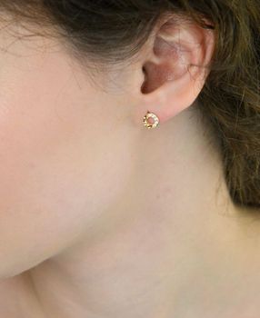 Kolczyki damskie złote próby 585 DIA-KLC-13721-585 – okrągłe, puste w środku, zdobione białymi cyrkoniami i grawerem. Waga 1,04 g, zapięcie na sztyft. Eleganckie i lekkie (3).JPG