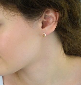 Kolczyki damskie złote próby 585 DIA-KLC-13721-585 – okrągłe, puste w środku, zdobione białymi cyrkoniami i grawerem. Waga 1,04 g, zapięcie na sztyft. Eleganckie i lekkie (4).JPG