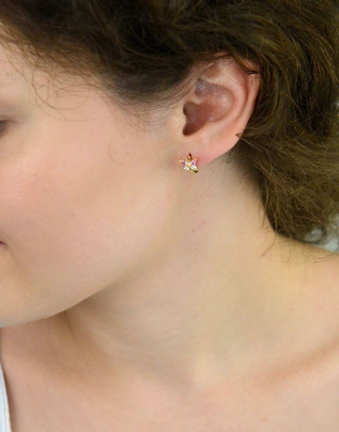 Kolczyki dziecięce złote DIA-KLC-13722-585 – motylki zdobione różową i białą cyrkonią. Wymiary 1,2 cm x 8 mm, waga 1,40 g, zapięcie angielskie. Urocza i bezpieczna biżuteria dla dziecka.1.jpg