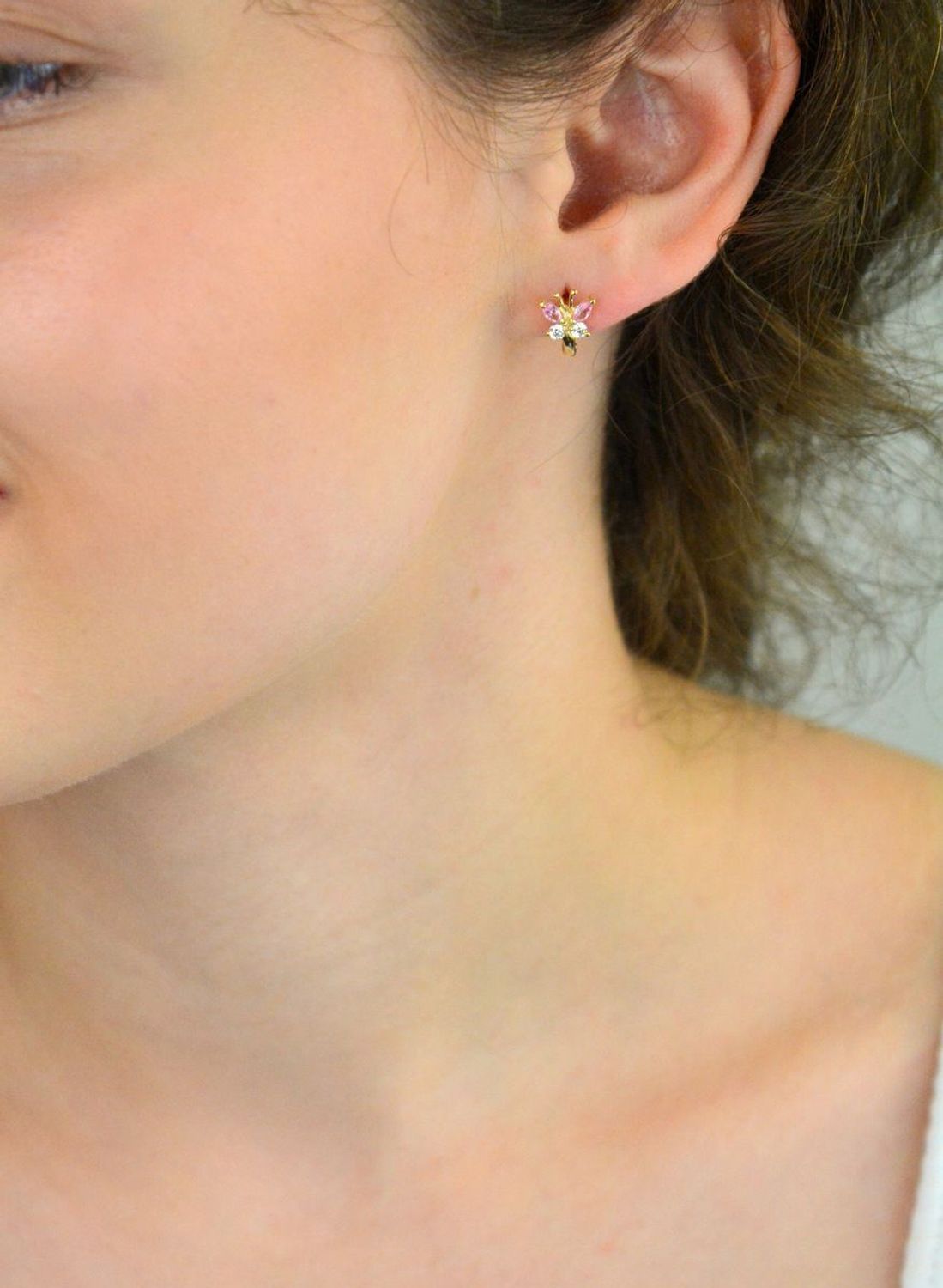 Kolczyki dziecięce złote DIA-KLC-13722-585 – motylki zdobione różową i białą cyrkonią. Wymiary 1,2 cm x 8 mm, waga 1,40 g, zapięcie angielskie. Urocza i bezpieczna biżuteria dla dziecka.1.jpg