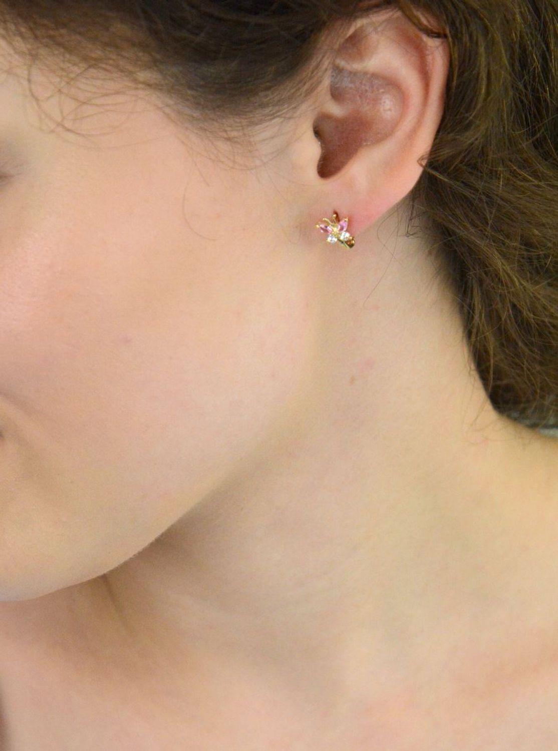 Kolczyki dziecięce złote DIA-KLC-13722-585 – motylki zdobione różową i białą cyrkonią. Wymiary 1,2 cm x 8 mm, waga 1,40 g, zapięcie angielskie. Urocza i bezpieczna biżuteria dla dziecka.1.jpg