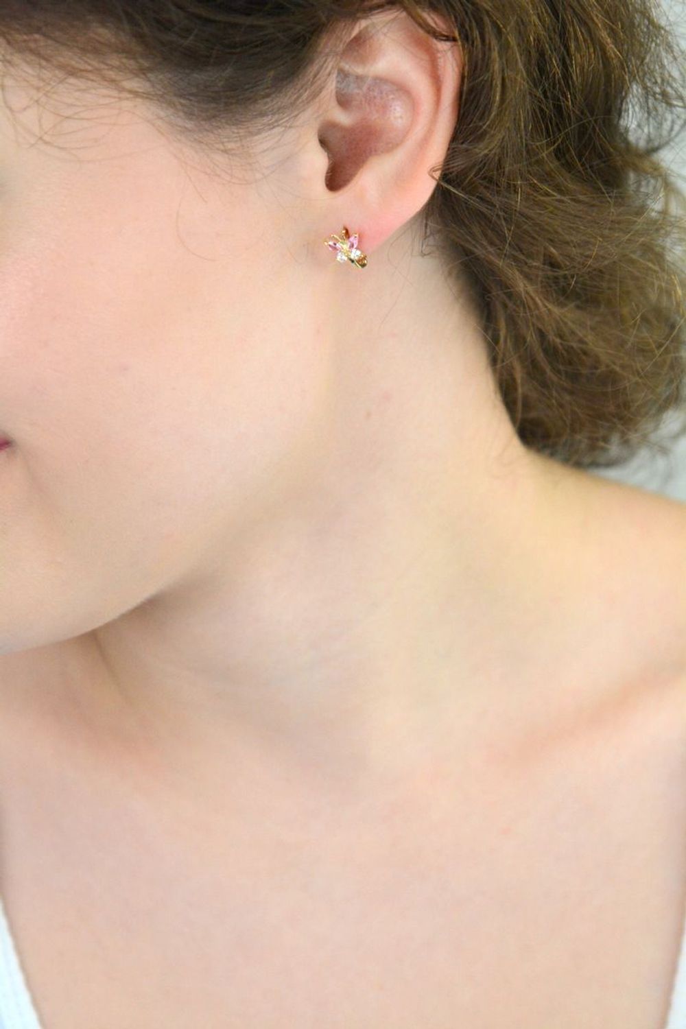 Kolczyki dziecięce złote DIA-KLC-13722-585 – motylki zdobione różową i białą cyrkonią. Wymiary 1,2 cm x 8 mm, waga 1,40 g, zapięcie angielskie. Urocza i bezpieczna biżuteria dla dziecka.1.jpg