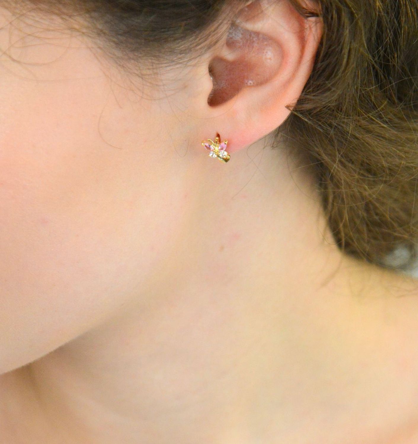 Kolczyki dziecięce złote DIA-KLC-13722-585 – motylki zdobione różową i białą cyrkonią. Wymiary 1,2 cm x 8 mm, waga 1,40 g, zapięcie angielskie. Urocza i bezpieczna biżuteria dla dziecka.1.jpg