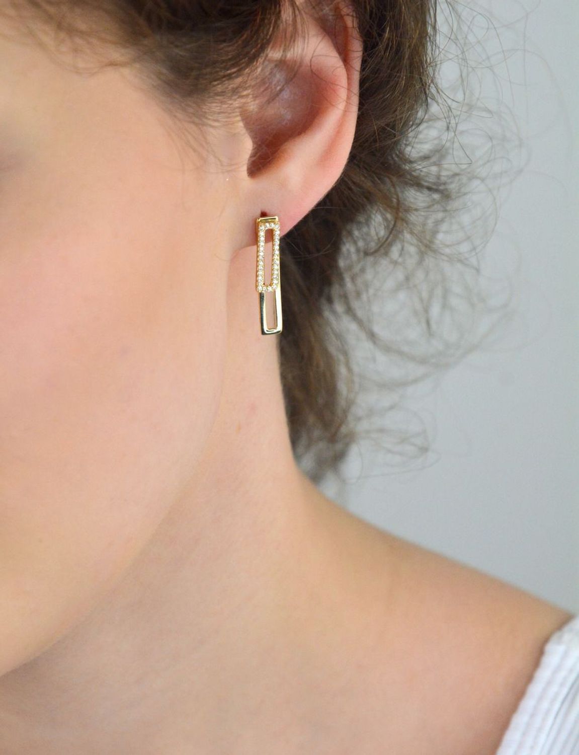 Kolczyki damskie złote próby 585 DIA-KLC-13723-585 – eleganckie prostokątne elementy, gładki i zdobiony cyrkoniami. Długość 2,7 cm, szerokość 5 mm, zapięcie na sztyft.1.jpg