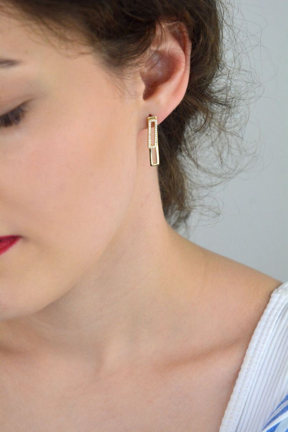 Kolczyki damskie złote próby 585 DIA-KLC-13723-585 – eleganckie prostokątne elementy, gładki i zdobiony cyrkoniami. Długość 2,7 cm, szerokość 5 mm, zapięcie na sztyft.1.jpg