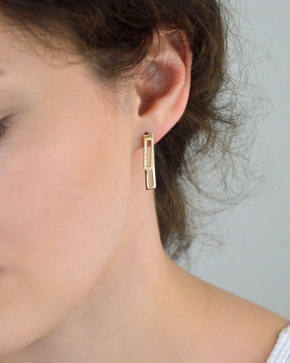 Kolczyki damskie złote próby 585 DIA-KLC-13723-585 – eleganckie prostokątne elementy, gładki i zdobiony cyrkoniami. Długość 2,7 cm, szerokość 5 mm, zapięcie na sztyft.1.jpg