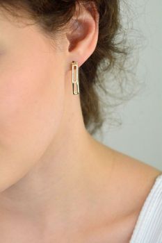 Kolczyki damskie złote próby 585 DIA-KLC-13723-585 – eleganckie prostokątne elementy, gładki i zdobiony cyrkoniami. Długość 2,7 cm, szerokość 5 mm, zapięcie na sztyft (1).JPG