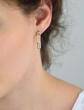 Kolczyki damskie złote próby 585 DIA-KLC-13723-585 – eleganckie prostokątne elementy, gładki i zdobiony cyrkoniami. Długość 2,7 cm, szerokość 5 mm, zapięcie na sztyft (2).JPG