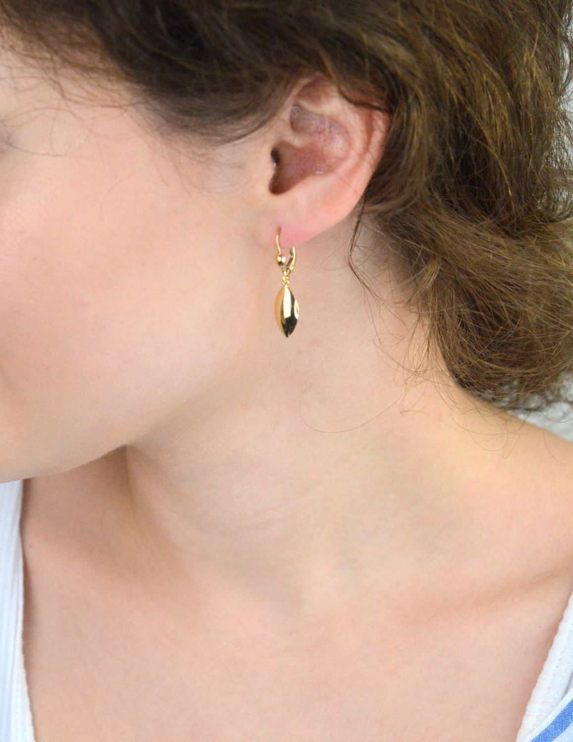 Eleganckie złote kolczyki damskie próby 585 w formie wiszących gładkich blaszek. Długość 3 cm, szerokość 8 mm, zapięcie bigiel angielski. Idealne na prezent i do codziennych stylizacji.1.jpg