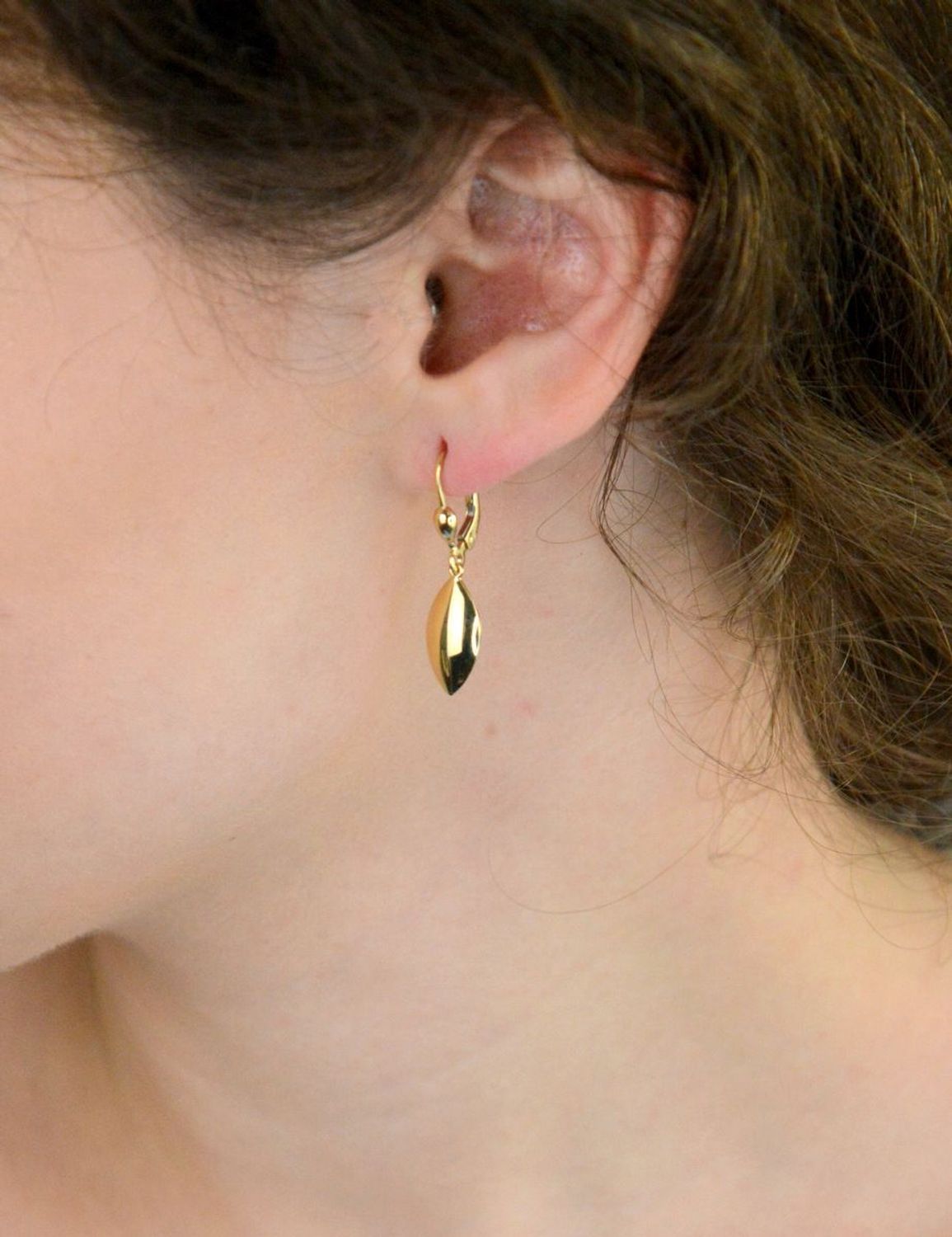 Eleganckie złote kolczyki damskie próby 585 w formie wiszących gładkich blaszek. Długość 3 cm, szerokość 8 mm, zapięcie bigiel angielski. Idealne na prezent i do codziennych stylizacji.1.jpg