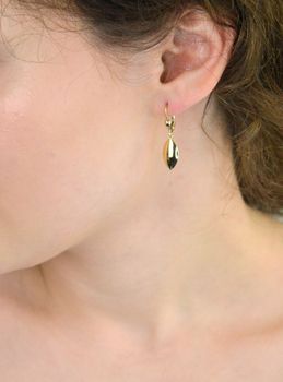 Eleganckie złote kolczyki damskie próby 585 w formie wiszących gładkich blaszek. Długość 3 cm, szerokość 8 mm, zapięcie bigiel angielski. Idealne na prezent i do codziennych stylizacji (1).JPG