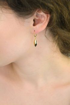 Eleganckie złote kolczyki damskie próby 585 w formie wiszących gładkich blaszek. Długość 3 cm, szerokość 8 mm, zapięcie bigiel angielski. Idealne na prezent i do codziennych stylizacji (5).JPG