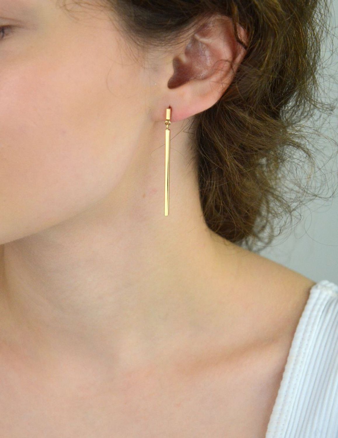 Kolczyki damskie złote DIA-KLC-13725-585 – proste patyczki. Długość 5,0 cm, szerokość 2 mm, waga 1,91 g. Minimalistyczna i elegancka biżuteria, idealna na prezent.1.jpg