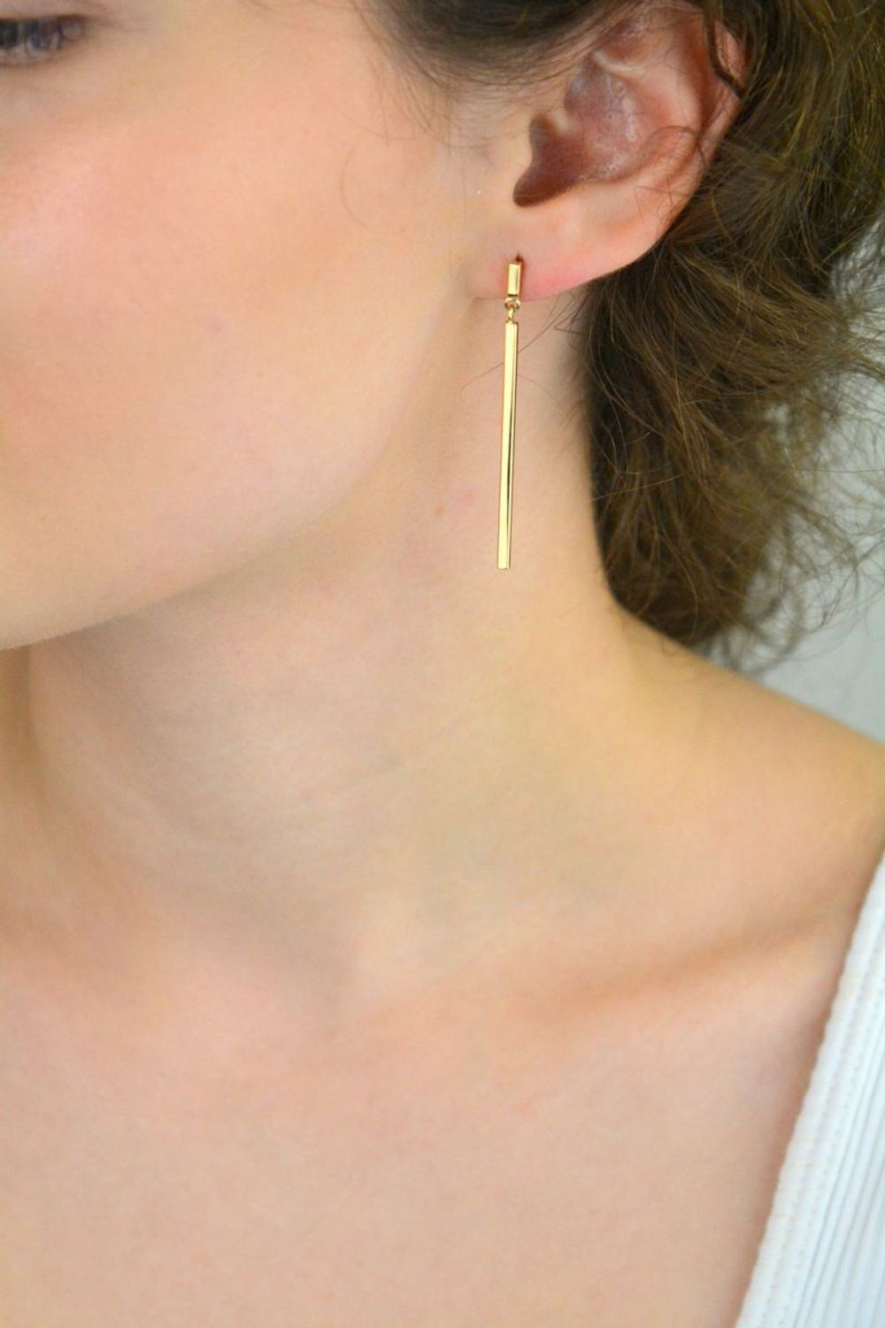 Kolczyki damskie złote DIA-KLC-13725-585 – proste patyczki. Długość 5,0 cm, szerokość 2 mm, waga 1,91 g. Minimalistyczna i elegancka biżuteria, idealna na prezent.1.jpg