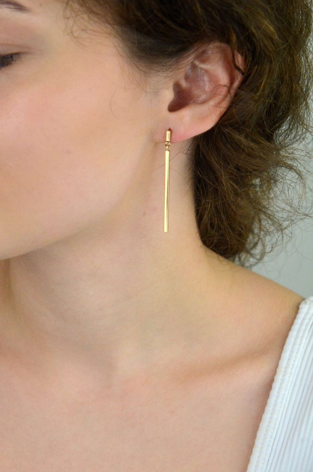 Kolczyki damskie złote DIA-KLC-13725-585 – proste patyczki. Długość 5,0 cm, szerokość 2 mm, waga 1,91 g. Minimalistyczna i elegancka biżuteria, idealna na prezent.1.jpg