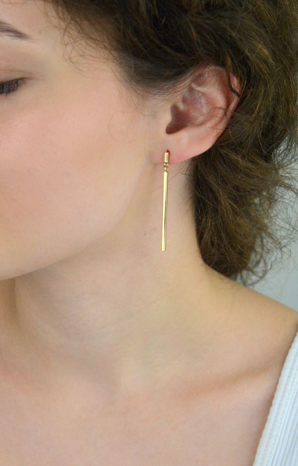 Kolczyki damskie złote DIA-KLC-13725-585 – proste patyczki. Długość 5,0 cm, szerokość 2 mm, waga 1,91 g. Minimalistyczna i elegancka biżuteria, idealna na prezent.1.jpg