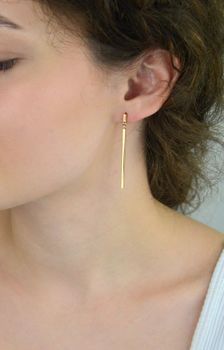 Kolczyki damskie złote DIA-KLC-13725-585 – proste patyczki. Długość 5,0 cm, szerokość 2 mm, waga 1,91 g. Minimalistyczna i elegancka biżuteria, idealna na prezent (6).JPG