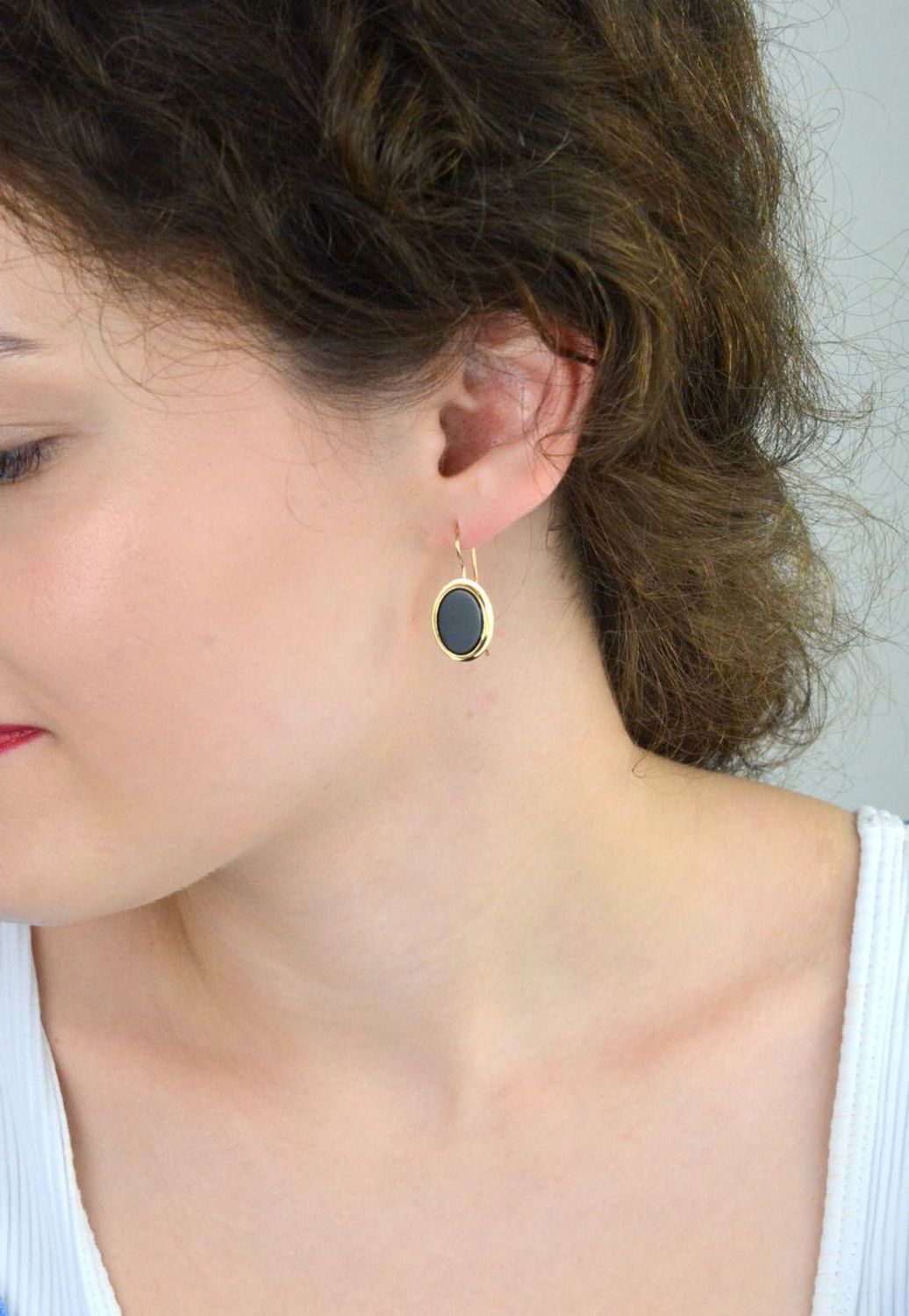 Kolczyki damskie złote DIA-KLC-13726-585 – wiszące owalne zdobione onyksami. Wymiary 2,7 cm x 1,3 cm, waga 3,34 g, zapięcie typu bigiel. Elegancka i efektowna biżuteria, idealna na prezent.1.jpg