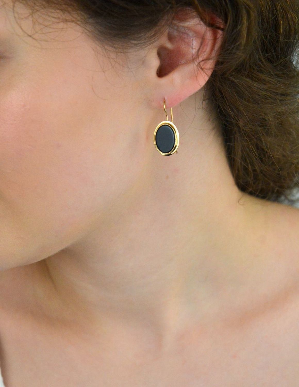 Kolczyki damskie złote DIA-KLC-13726-585 – wiszące owalne zdobione onyksami. Wymiary 2,7 cm x 1,3 cm, waga 3,34 g, zapięcie typu bigiel. Elegancka i efektowna biżuteria, idealna na prezent.1.jpg