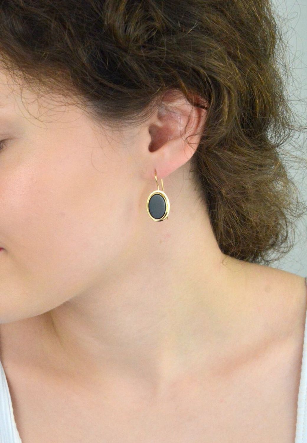 Kolczyki damskie złote DIA-KLC-13726-585 – wiszące owalne zdobione onyksami. Wymiary 2,7 cm x 1,3 cm, waga 3,34 g, zapięcie typu bigiel. Elegancka i efektowna biżuteria, idealna na prezent.1.jpg