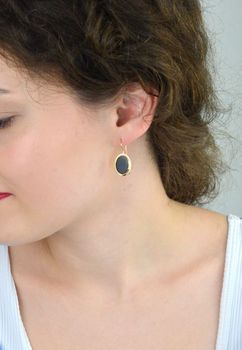 Kolczyki damskie złote DIA-KLC-13726-585 – wiszące owalne zdobione onyksami. Wymiary 2,7 cm x 1,3 cm, waga 3,34 g, zapięcie typu bigiel. Elegancka i efektowna biżuteria, idealna na prezent (1).JPG