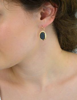 Kolczyki damskie złote DIA-KLC-13726-585 – wiszące owalne zdobione onyksami. Wymiary 2,7 cm x 1,3 cm, waga 3,34 g, zapięcie typu bigiel. Elegancka i efektowna biżuteria, idealna na prezent (2).JPG