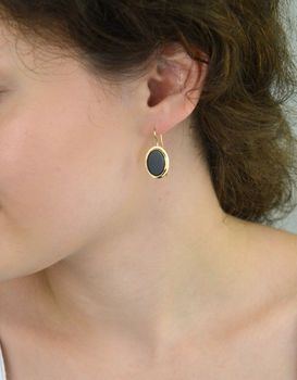 Kolczyki damskie złote DIA-KLC-13726-585 – wiszące owalne zdobione onyksami. Wymiary 2,7 cm x 1,3 cm, waga 3,34 g, zapięcie typu bigiel. Elegancka i efektowna biżuteria, idealna na prezent (3).JPG