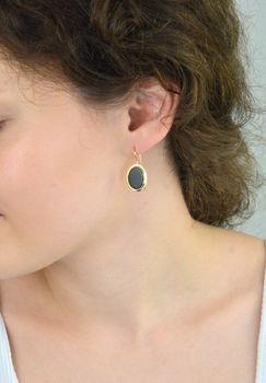 Kolczyki damskie złote DIA-KLC-13726-585 – wiszące owalne zdobione onyksami. Wymiary 2,7 cm x 1,3 cm, waga 3,34 g, zapięcie typu bigiel. Elegancka i efektowna biżuteria, idealna na prezent (4).JPG