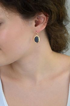 Kolczyki damskie złote DIA-KLC-13726-585 – wiszące owalne zdobione onyksami. Wymiary 2,7 cm x 1,3 cm, waga 3,34 g, zapięcie typu bigiel. Elegancka i efektowna biżuteria, idealna na prezent (5).JPG