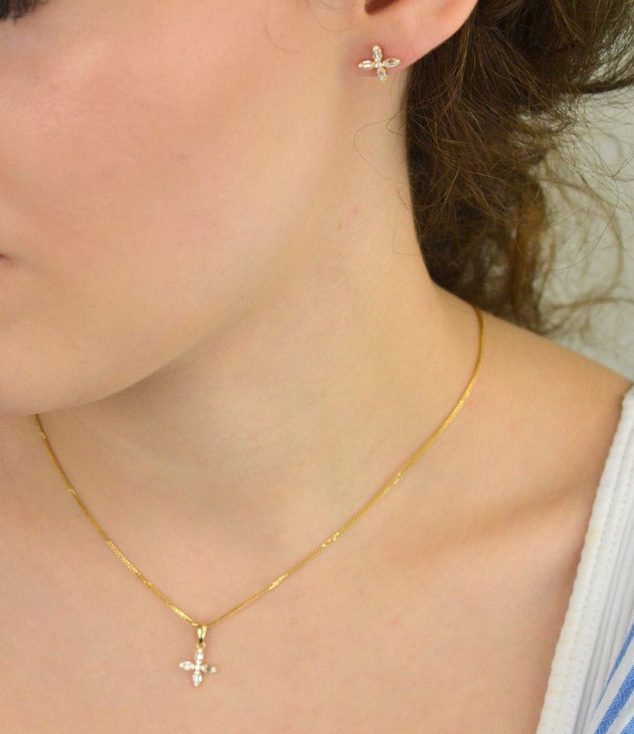 Kolczyki złote DIA-KLC-13727-585 – kwiatek z białymi cyrkoniami.jpg