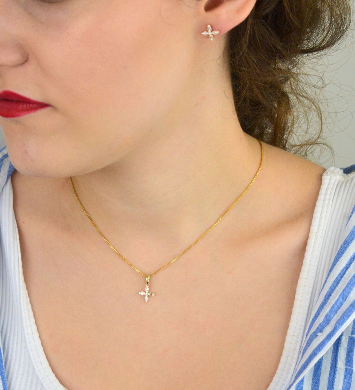 Kolczyki złote DIA-KLC-13727-585 – kwiatek z białymi cyrkoniami.jpg