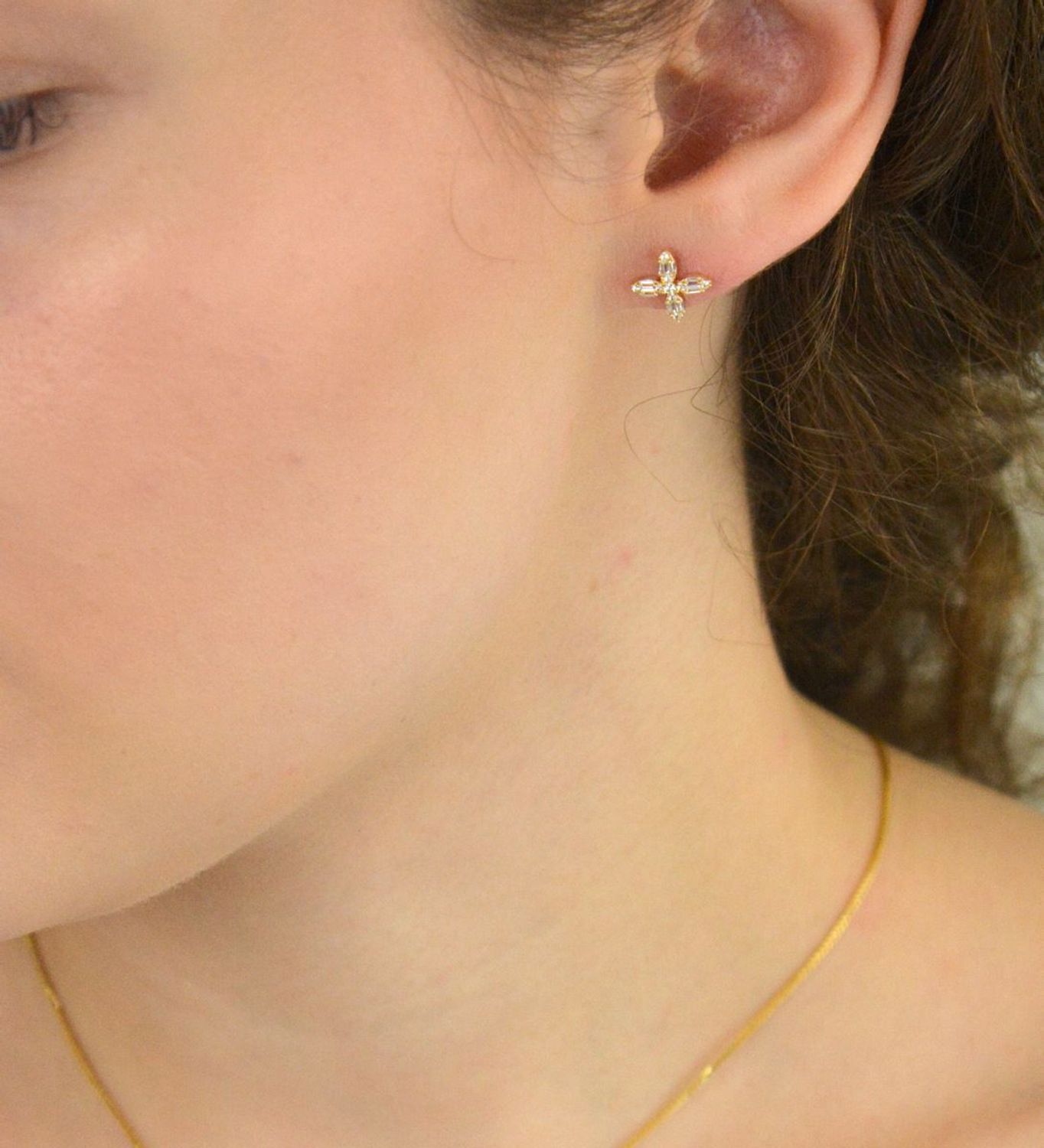 Kolczyki złote DIA-KLC-13727-585 – kwiatek z białymi cyrkoniami.jpg