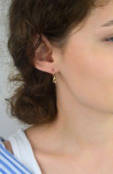 Subtelne złote kolczyki damskie i dziecięce próby 585 w kształcie łezek, zdobione białą cyrkonią. Długość 1,8 cm, szerokość 5 mm, zapięcie bigiel angielski. Lekkie i eleganckie (1).JPG