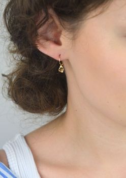 Subtelne złote kolczyki damskie i dziecięce próby 585 w kształcie łezek, zdobione białą cyrkonią. Długość 1,8 cm, szerokość 5 mm, zapięcie bigiel angielski. Lekkie i eleganckie (2).JPG