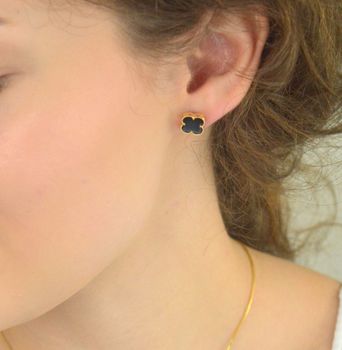 Kolczyki damskie złote DIA-KLC-13729-585 – koniczynki zdobione czarnym kamieniem syntetycznym. Średnica 1,0 cm, waga 2,92 g, zapięcie na sztyft. Elegancka i subtelna biżuteria, idealna na prezent (1).JPG